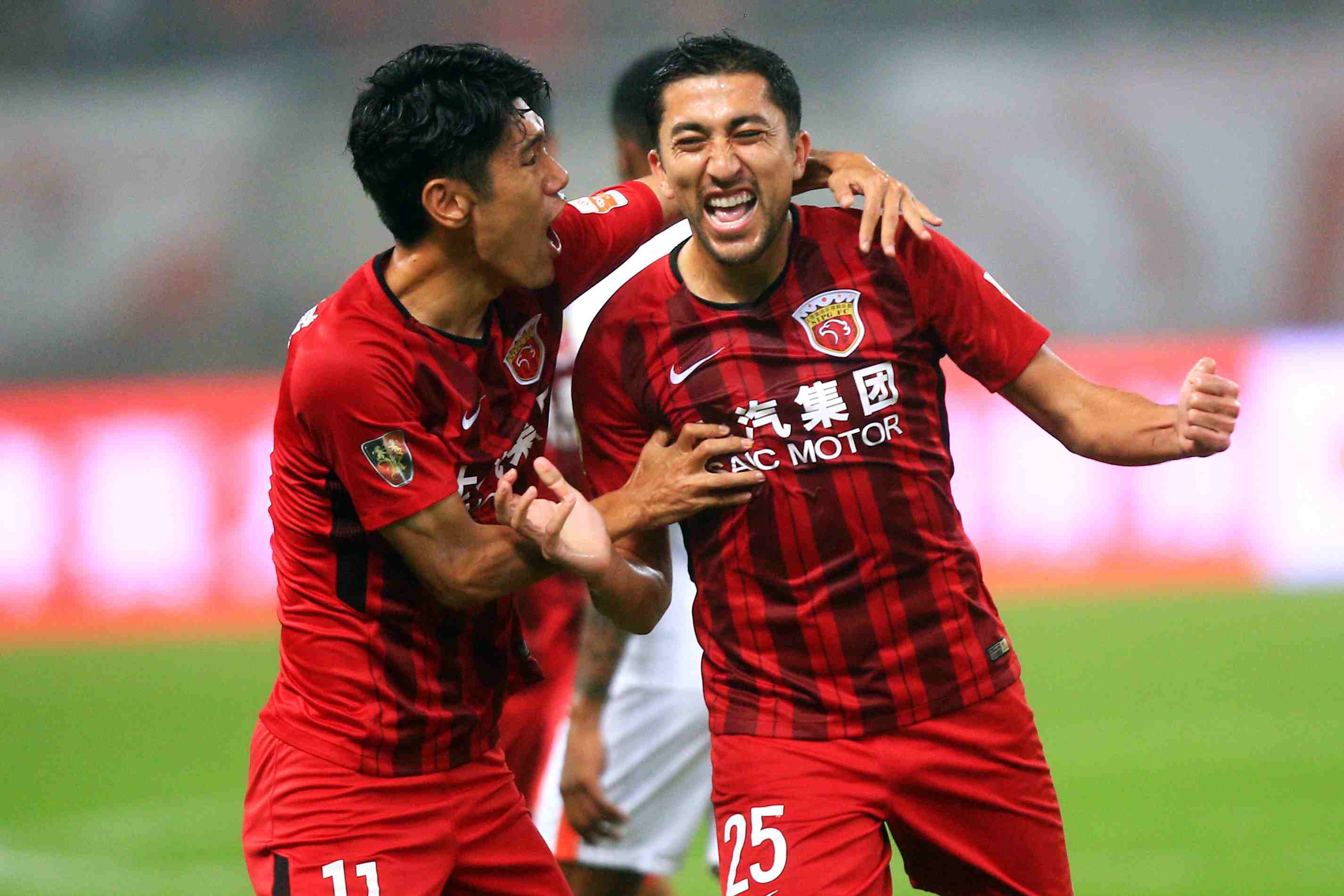 世体：奥尔莫左肩脱臼恢复良好，预计伤缺一个月