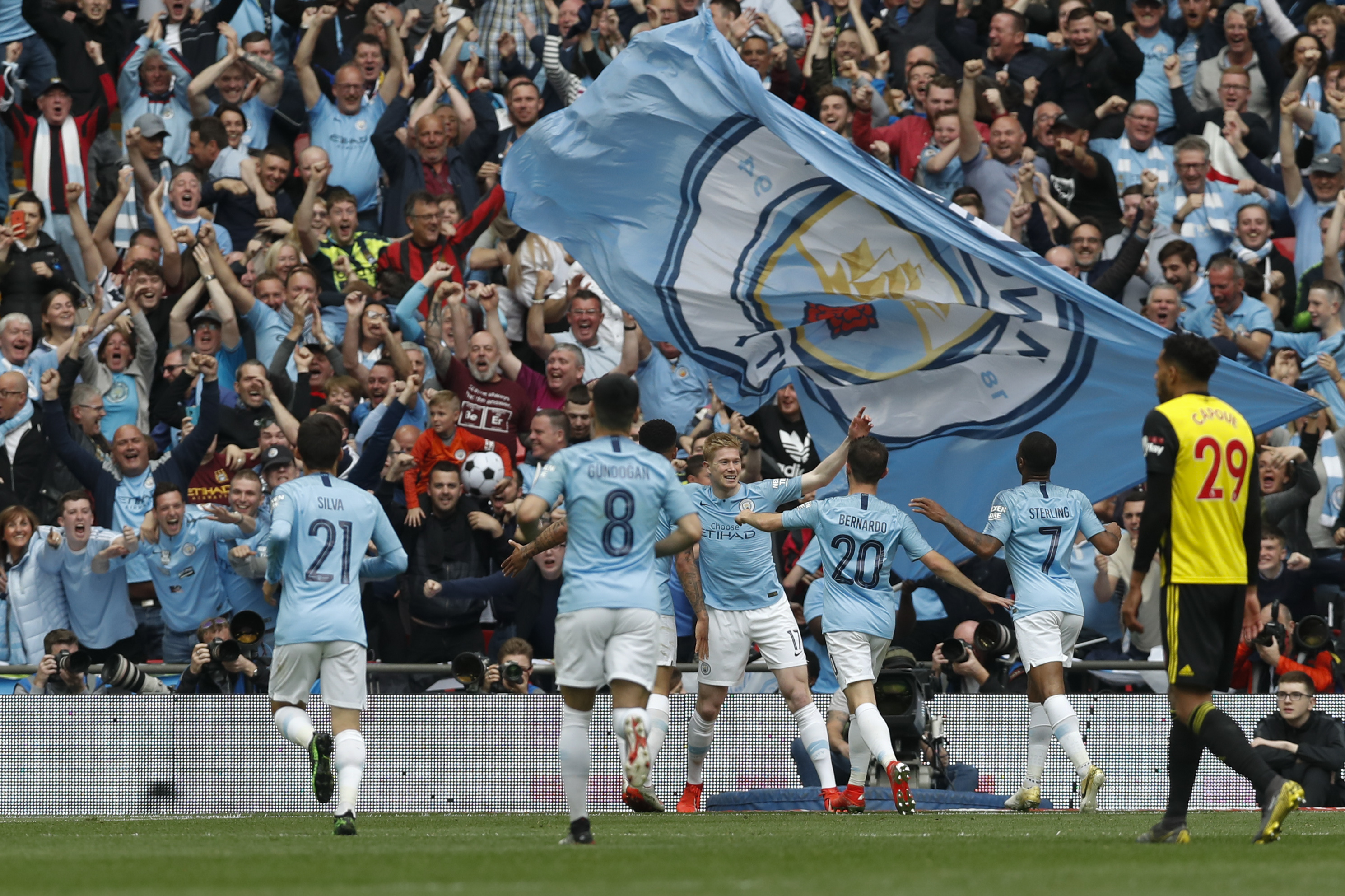 约罗：姆伯莫也会说法语，现在我们的团队就像一个大家庭