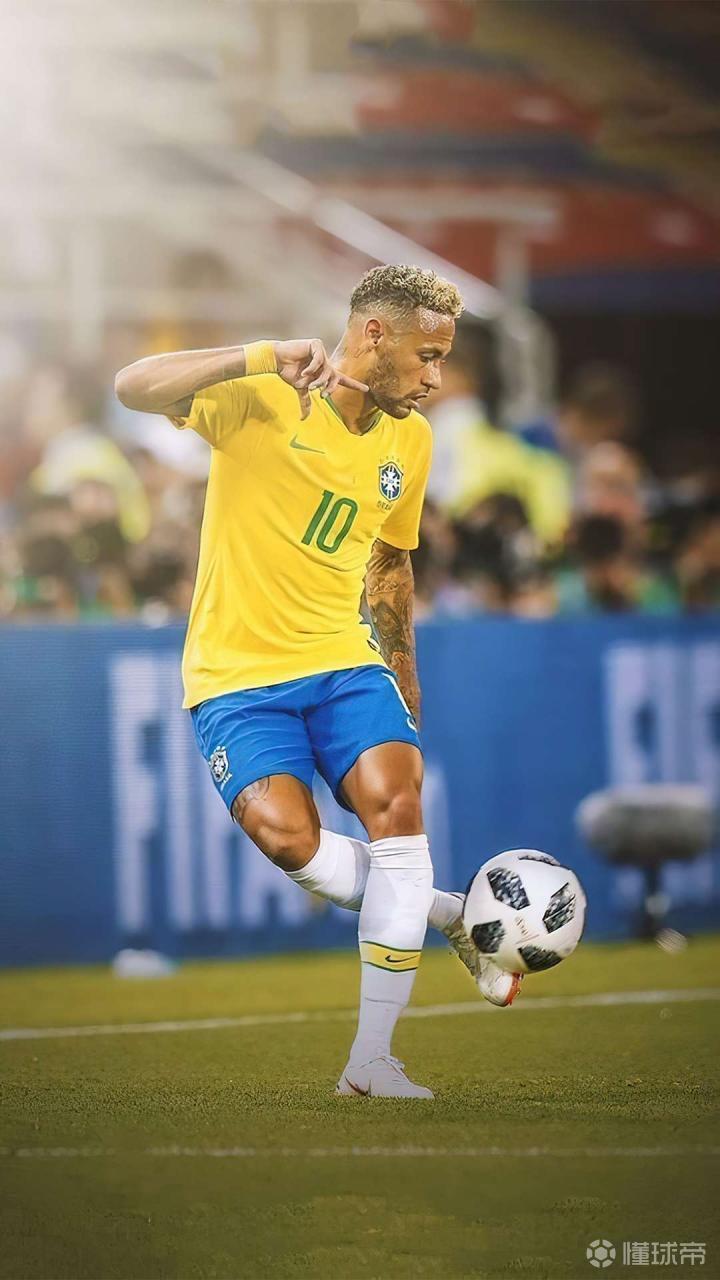 阿根廷队2026年世界杯球衣：经典蓝白条纹+黑色三道杠配饰